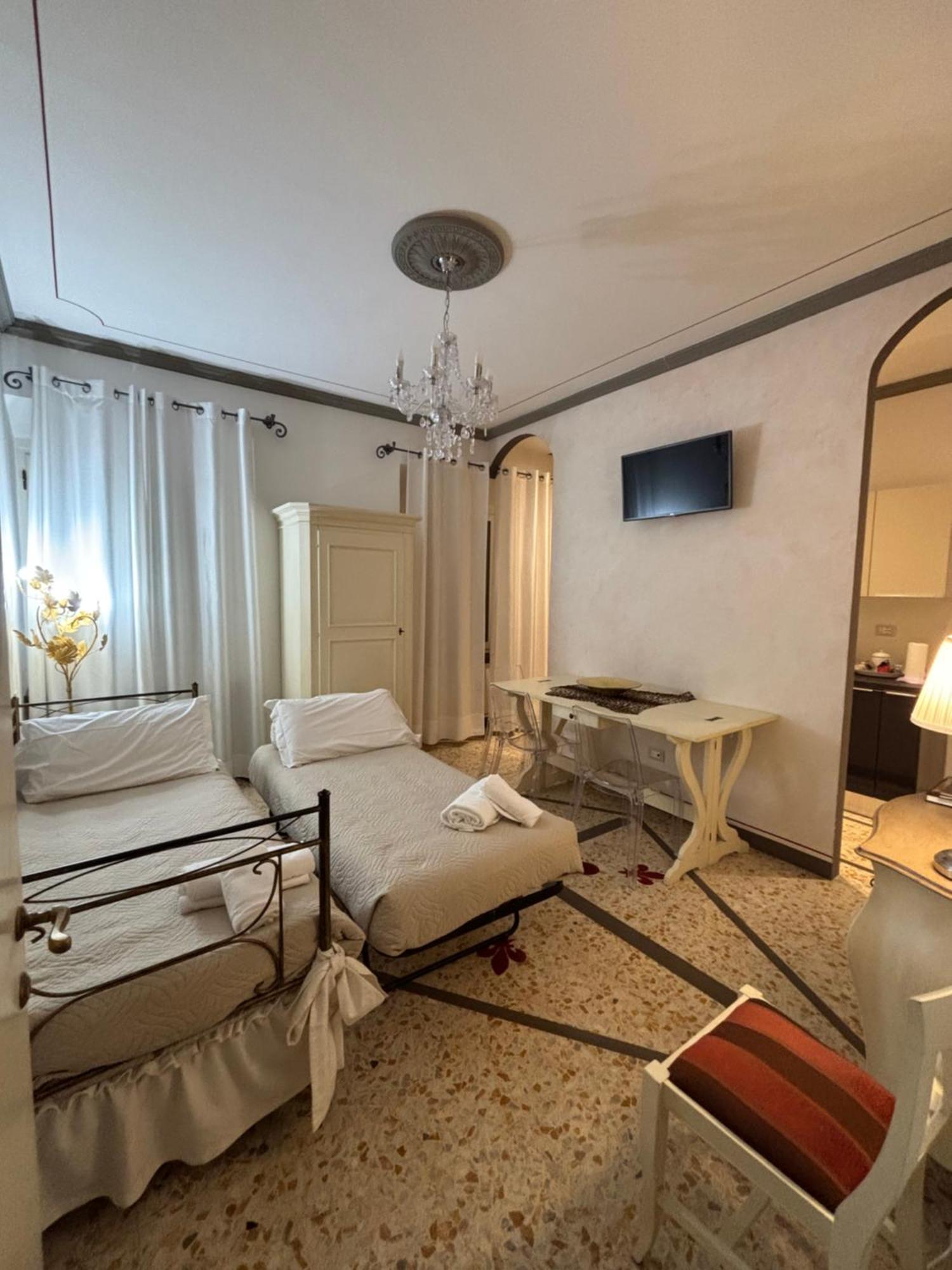 Palazzo Mari Suite & Rooms B&B Montevarchi Exterior photo